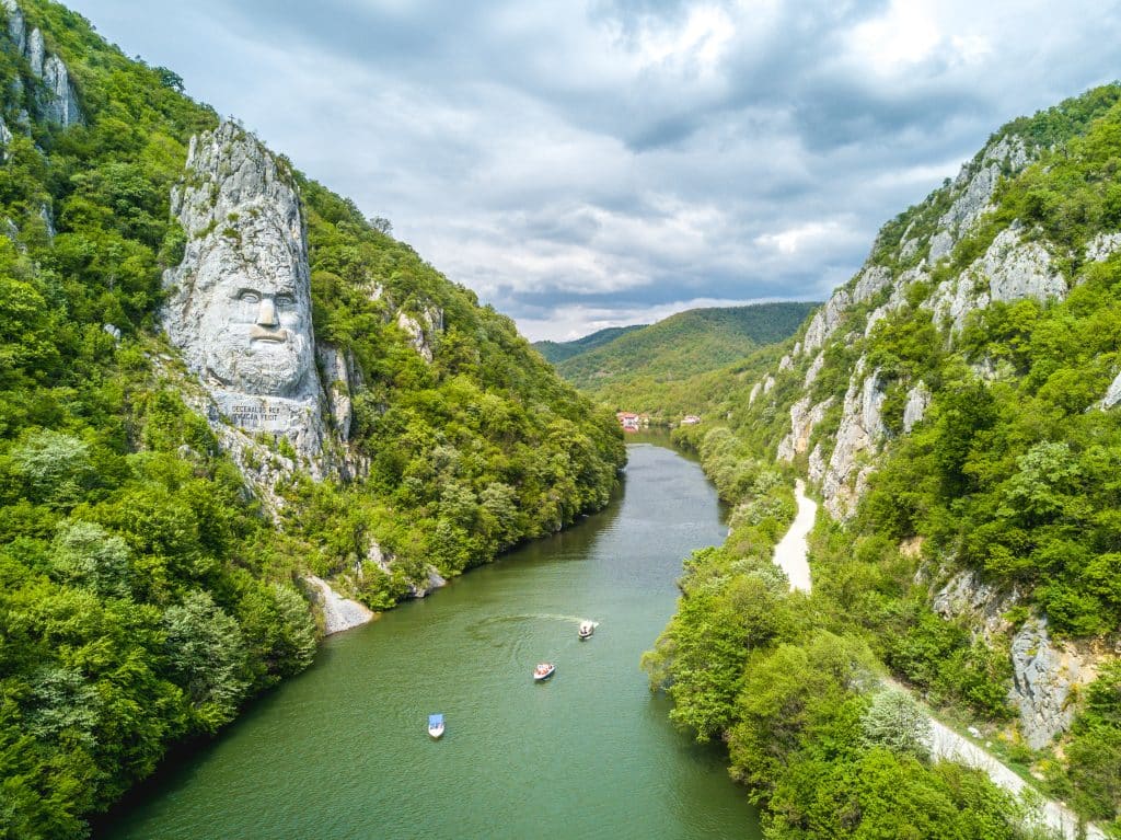 Capul lui Decebal sculptat in stancă, în Defileul Dunării