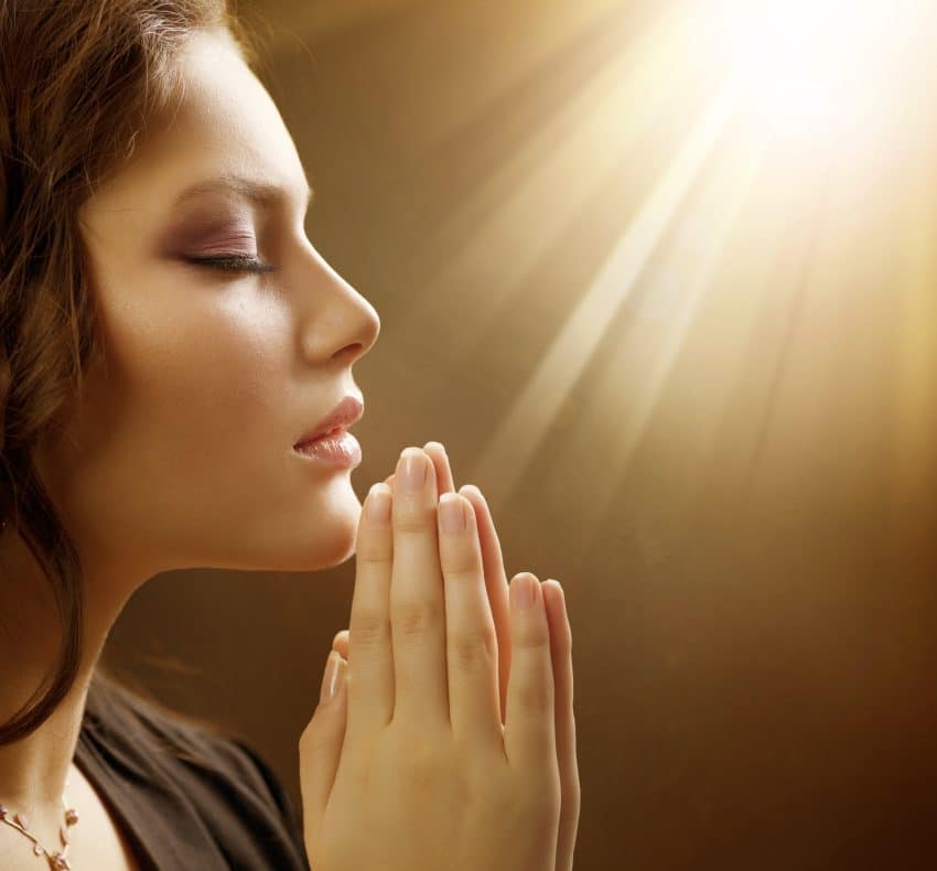 Femeie la rugaciune